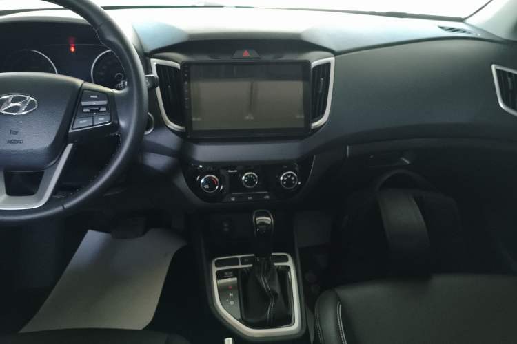 Used Hyundai ix25 2017 1.6L Automatic Smart Version Audio And AC Panel