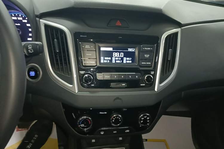 Used Hyundai ix25 2017 1.6L Automatic Smart Version Audio And AC Panel