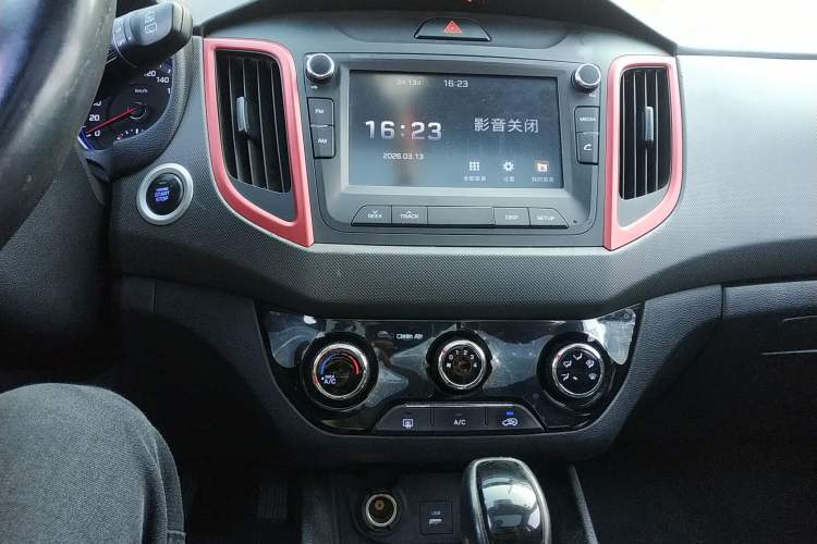Used Hyundai ix25 2017 1.4T Automatic Smart Version Audio And AC Panel