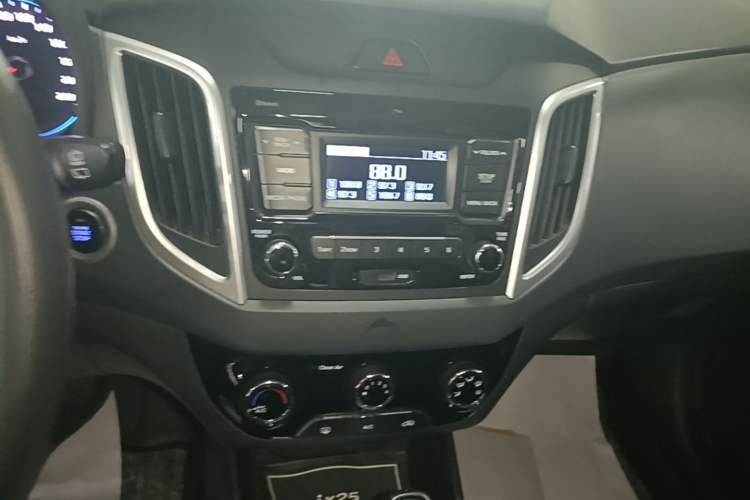 Used Hyundai ix25 2017 1.6L Automatic Smart Version Audio And AC Panel