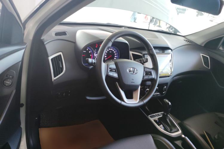 Used Hyundai ix25 2017 1.6L Automatic Smart Version Center Console