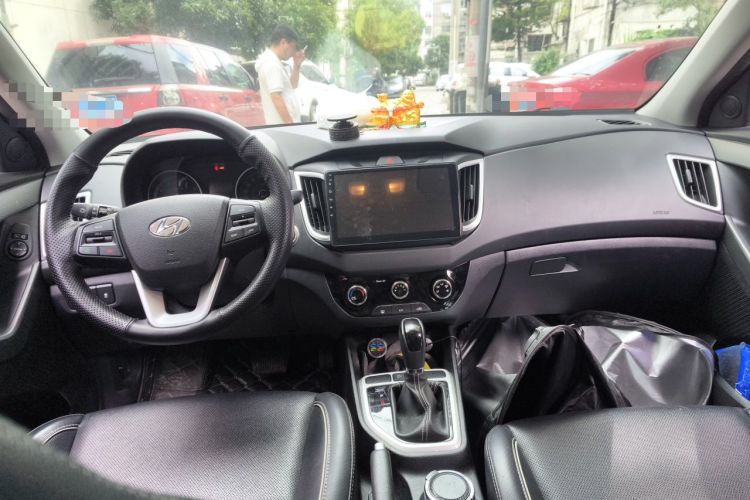 Used Hyundai ix25 2017 1.6L Automatic Smart Version Center Console