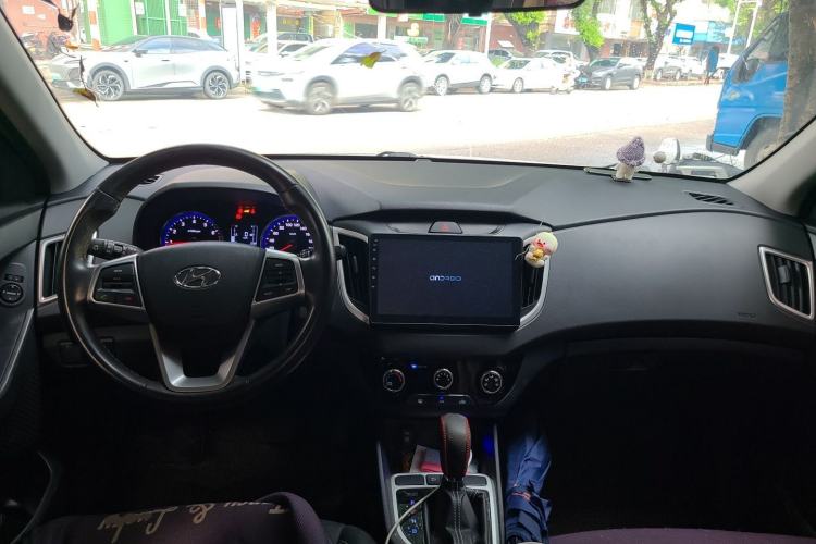 Used Hyundai ix25 2017 1.6L Automatic Smart Version Center Console