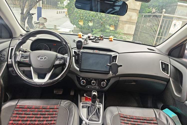 Used Hyundai ix25 2017 1.6L Automatic Smart Version Center Console