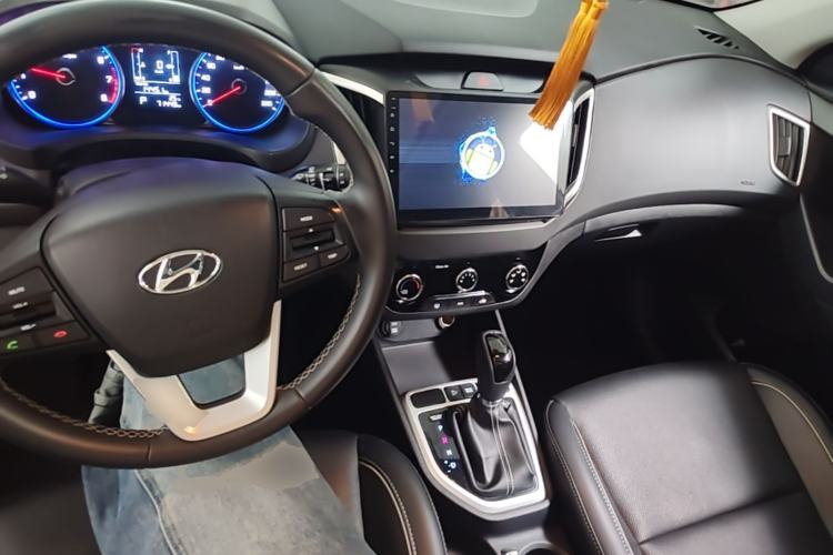 Used Hyundai ix25 2017 1.6L Automatic Smart Version Center Console