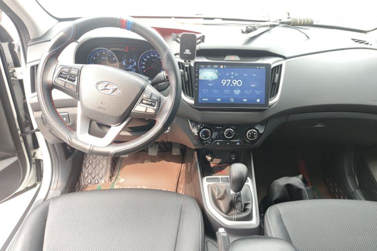 Used Hyundai ix25 2017 1.6L Manual Fashion Model Center Console