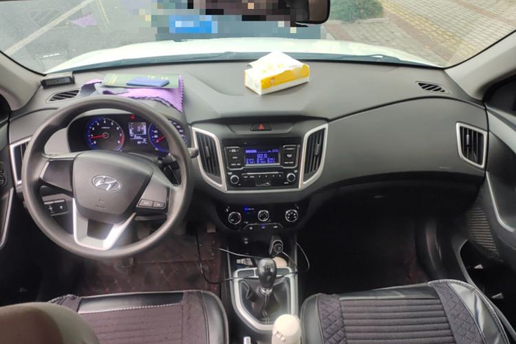 Used Hyundai ix25 2017 1.6L Manual Fashion Model Center Console