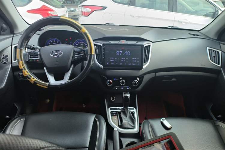 Used Hyundai ix25 2017 1.6L Automatic Smart Version Center Console