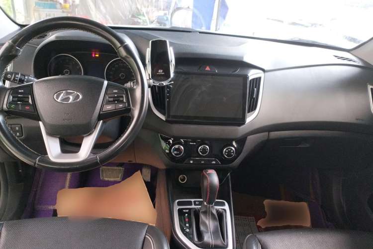 Used Hyundai ix25 2017 1.6L Automatic Smart Version Center Console