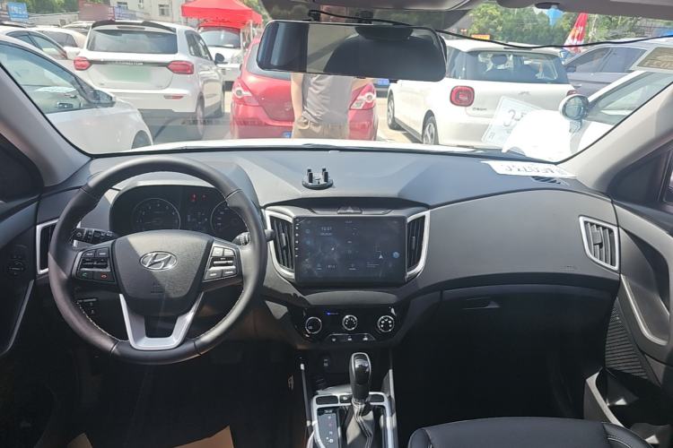 Used Hyundai ix25 2017 1.6L Automatic Smart Version Center Console