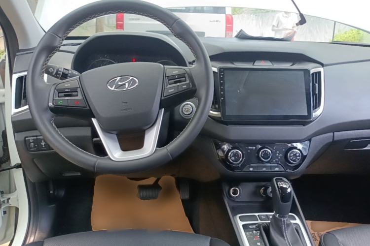 Used Hyundai ix25 2017 1.6L Automatic Smart Version Center Console