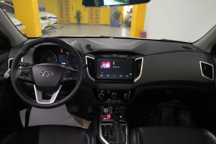 Used Hyundai ix25 2017 1.6L Automatic Smart Version Center Console