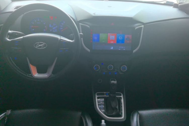Used Hyundai ix25 2017 1.6L Automatic Smart Version Center Console