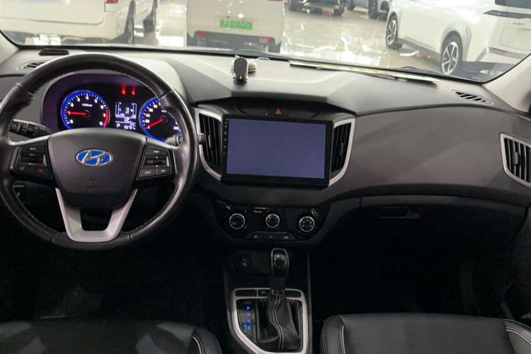 Used Hyundai ix25 2017 1.6L Automatic Smart Version Center Console