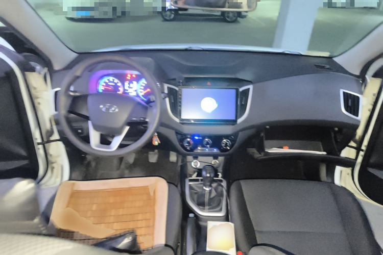 Used Hyundai ix25 2017 1.6L Manual Fashion Model Center Console