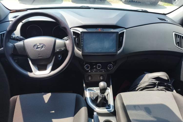 Used Hyundai ix25 2017 1.6L Manual Fashion Model Center Console