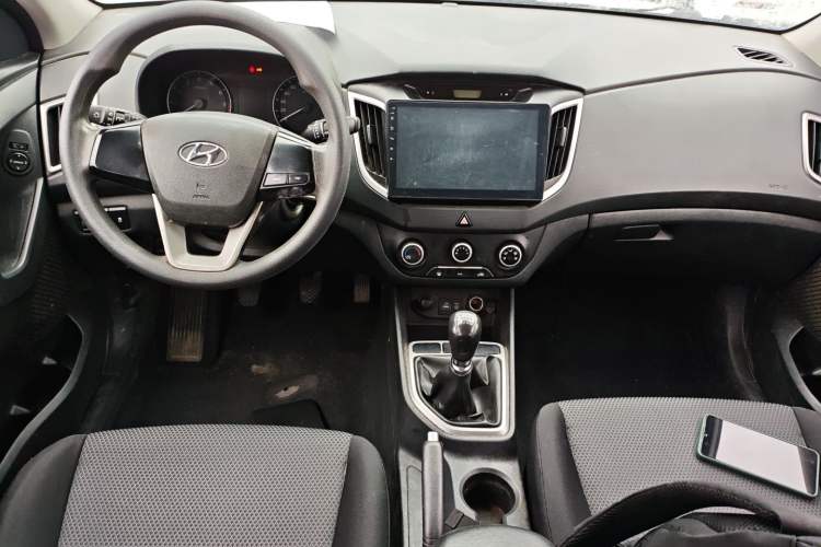 Used Hyundai ix25 2017 1.6L Manual Fashion Model Center Console