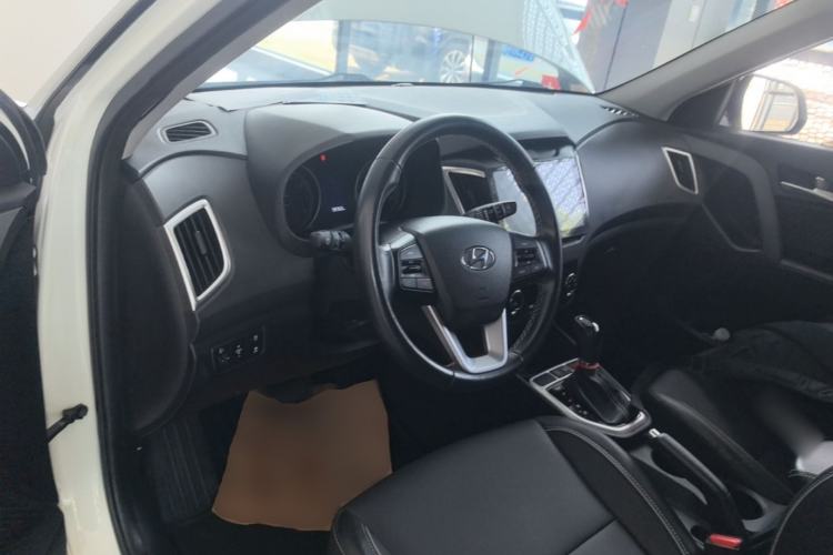 Used Hyundai ix25 2017 1.6L Automatic Smart Version Center Console