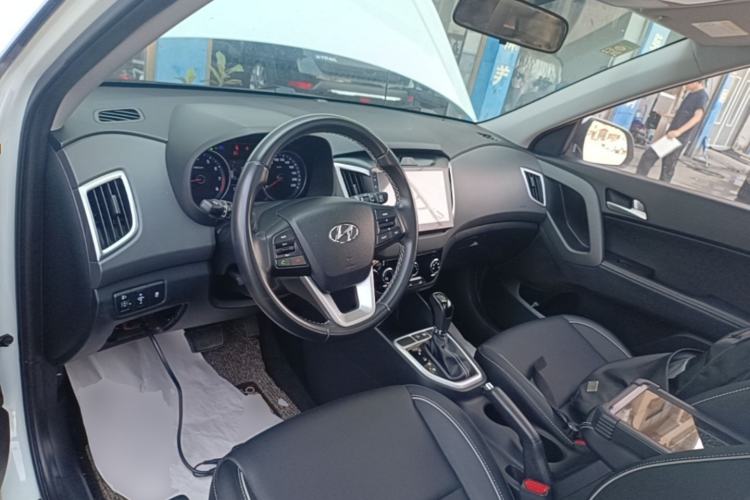 Used Hyundai ix25 2017 1.6L Automatic Smart Version Center Console