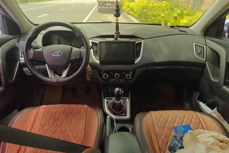 Used Hyundai ix25 2017 1.6L Manual Fashion Model Center Console