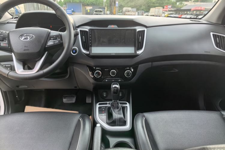 Used Hyundai ix25 2017 1.6L Automatic Smart Version Center Console
