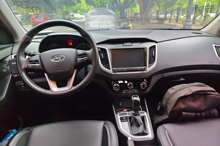 Used Hyundai ix25 2017 1.6L Automatic Smart Version Center Console