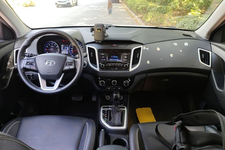 Used Hyundai ix25 2017 1.6L Automatic Smart Version Center Console