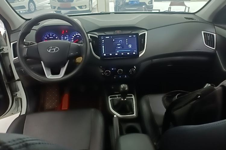 Used Hyundai ix25 2017 1.6L Manual Fashion Model Center Console