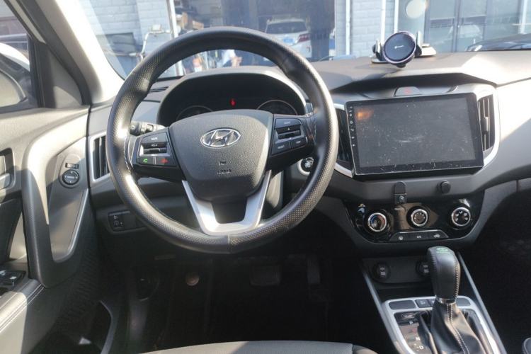Used Hyundai ix25 2017 1.6L Automatic Smart Version Center Console