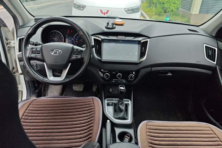 Used Hyundai ix25 2017 1.6L Automatic Smart Version Center Console