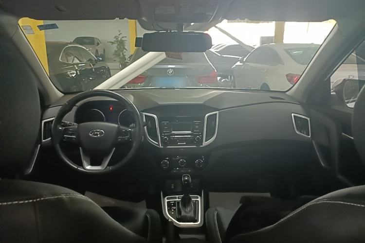 Used Hyundai ix25 2017 1.6L Automatic Smart Version Center Console