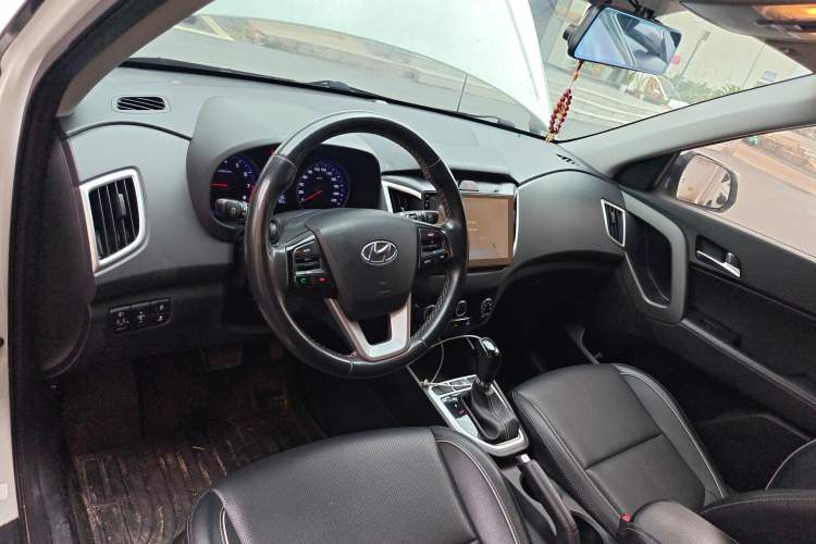 Used Hyundai ix25 2017 1.6L Automatic Smart Version Center Console