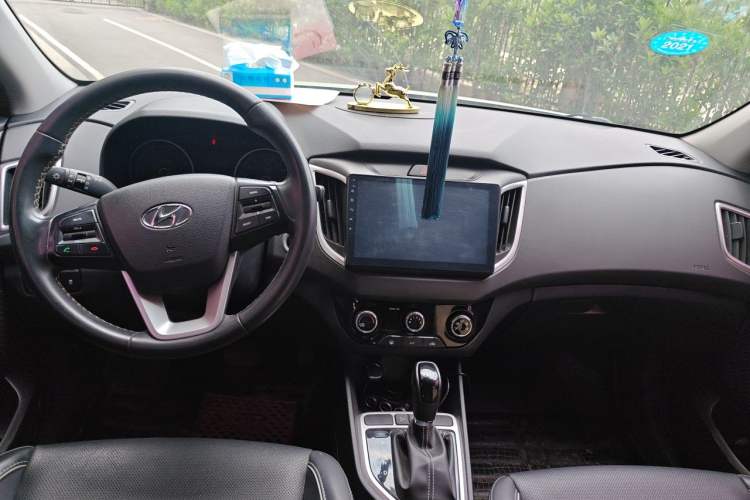 Used Hyundai ix25 2017 1.6L Automatic Smart Version Center Console