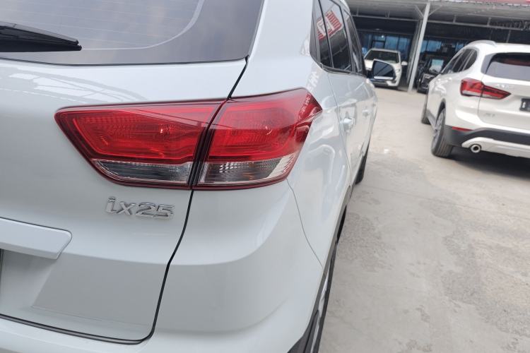 Used Hyundai ix25 2017 1.6L Manual Fashion Model Exterior 3