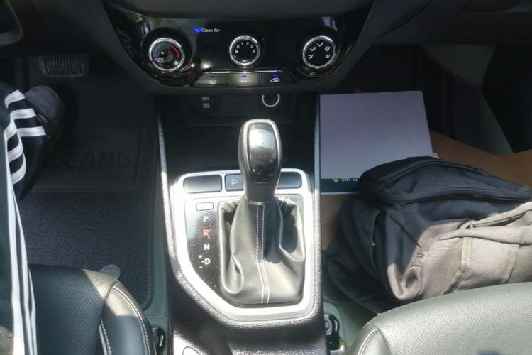 Used Hyundai ix25 2017 1.6L Automatic Smart Version Gear Lever