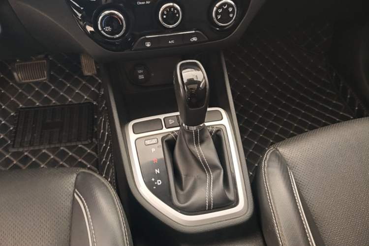 Used Hyundai ix25 2017 1.6L Automatic Smart Version Gear Lever