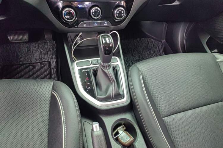 Used Hyundai ix25 2017 1.6L Automatic Smart Version Gear Lever