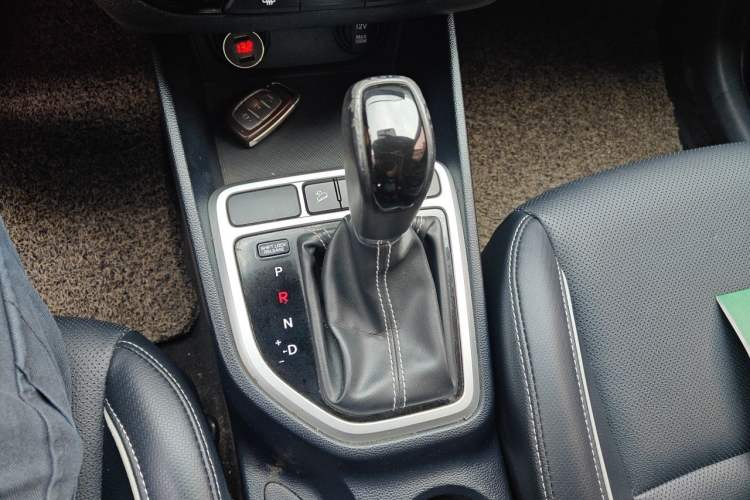 Used Hyundai ix25 2017 1.6L Automatic Smart Version Gear Lever