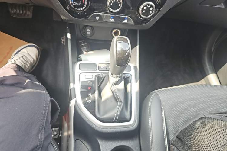 Used Hyundai ix25 2017 1.6L Automatic Smart Version Gear Lever