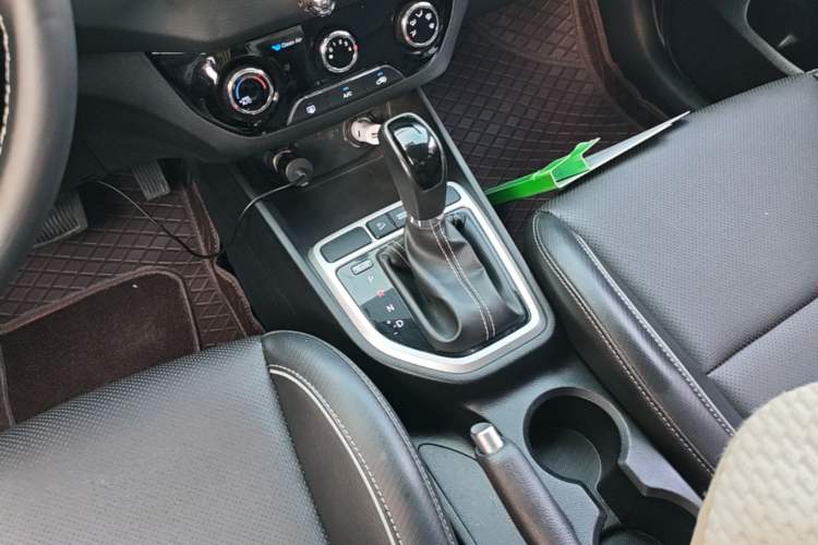 Used Hyundai ix25 2017 1.6L Automatic Smart Version Gear Lever