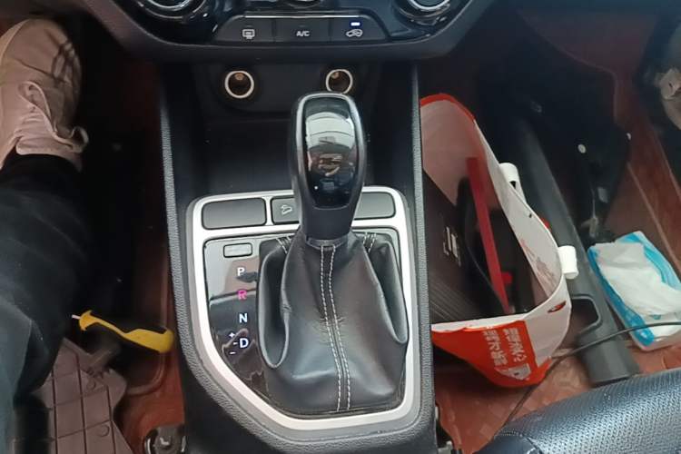 Used Hyundai ix25 2017 1.6L Automatic Smart Version Gear Lever