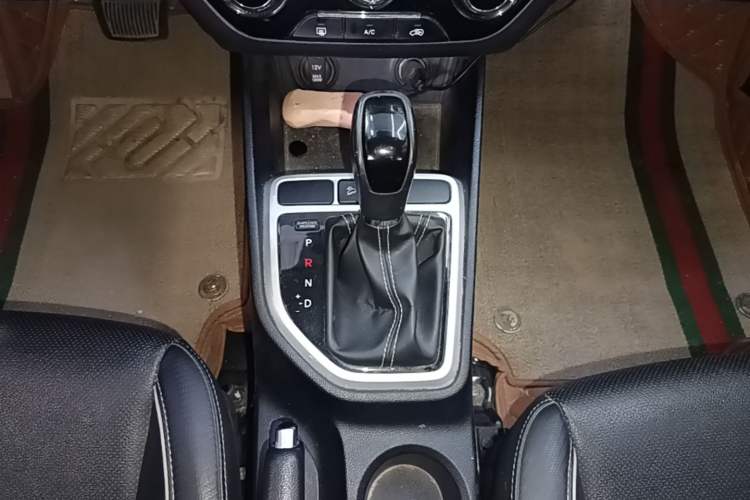 Used Hyundai ix25 2017 1.6L Automatic Smart Version Gear Lever