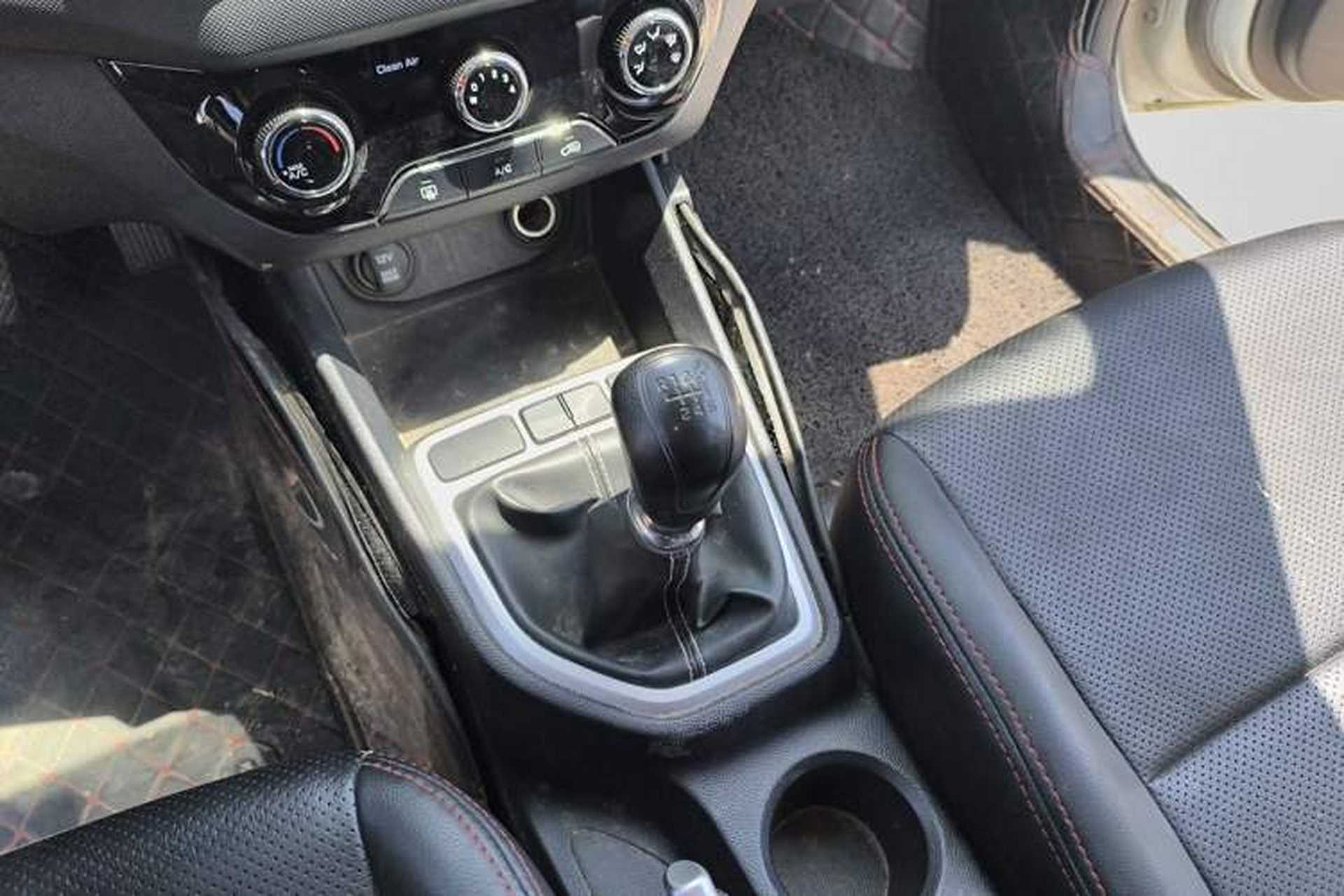 Used Hyundai ix25 2017 1.6L Manual Fashion Model Gear Lever