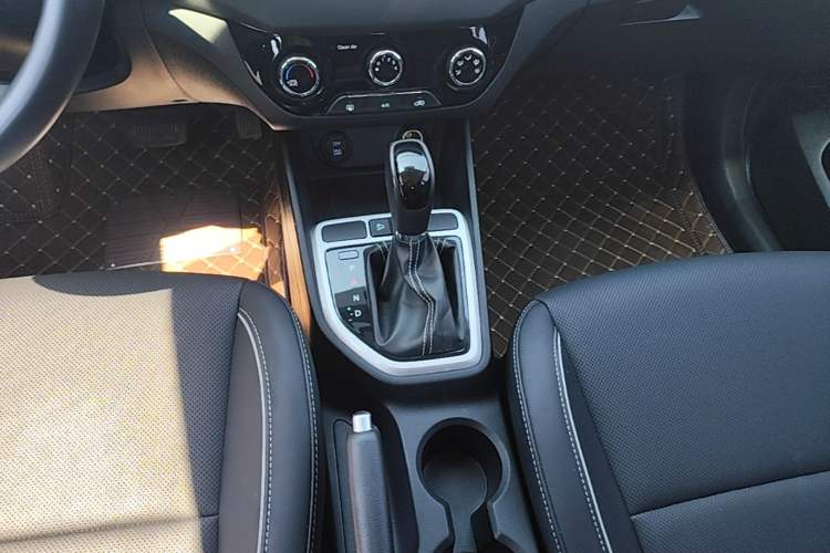 Used Hyundai ix25 2017 1.6L Automatic Smart Version Gear Lever