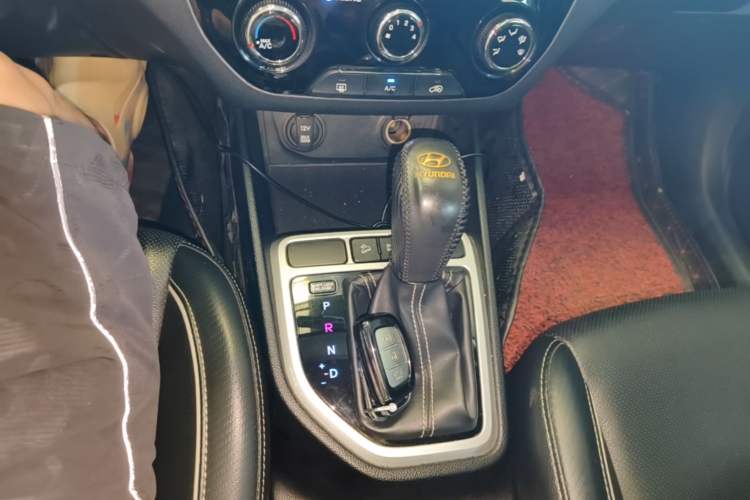 Used Hyundai ix25 2017 1.6L Automatic Smart Version Gear Lever