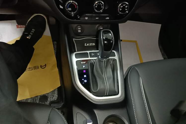 Used Hyundai ix25 2017 1.6L Automatic Smart Version Gear Lever