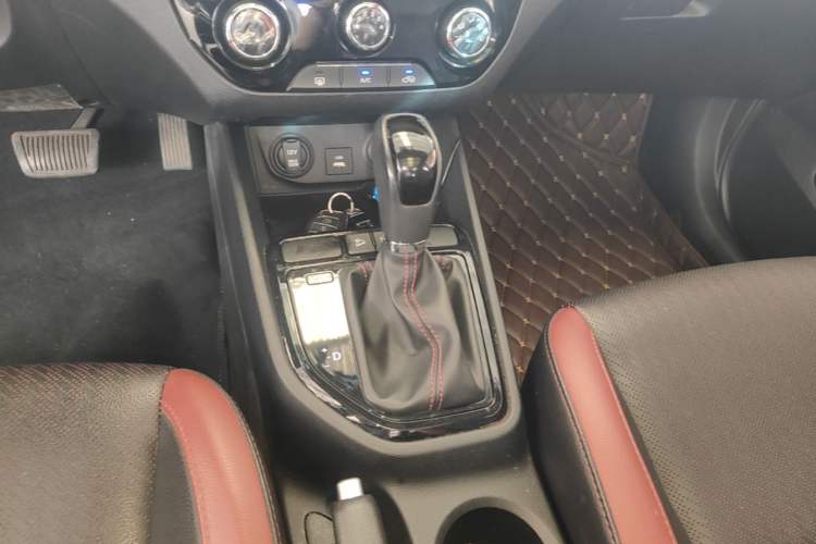 Used Hyundai ix25 2017 1.4T Automatic Smart Version Gear Lever