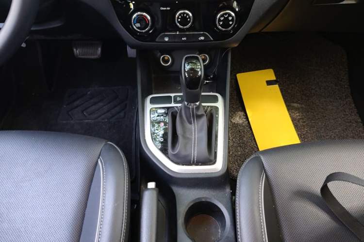 Used Hyundai ix25 2017 1.6L Automatic Smart Version Gear Lever