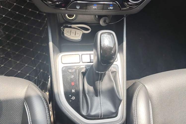 Used Hyundai ix25 2017 1.6L Automatic Smart Version Gear Lever