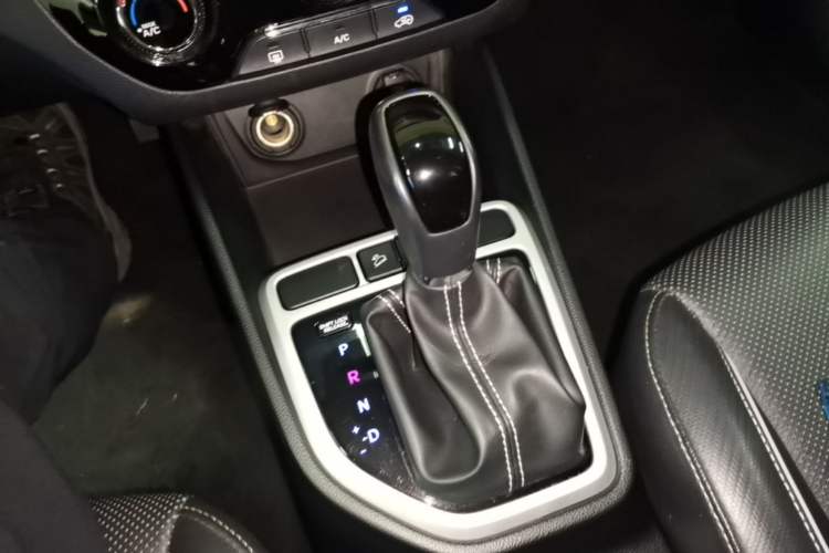 Used Hyundai ix25 2017 1.6L Automatic Smart Version Gear Lever
